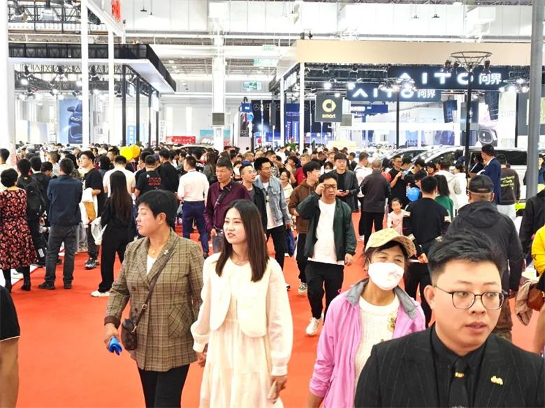 呼和浩特十一惠民车展开展  数百车型一展尽览