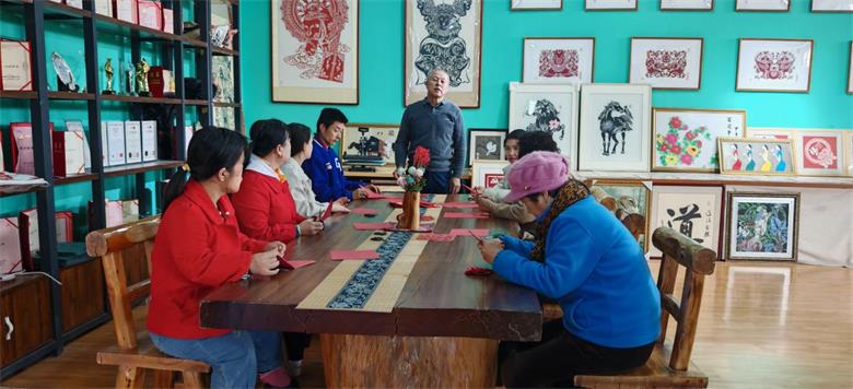 内蒙古牧勒社会工作服务中心举办非遗文化剪纸教学实践活动