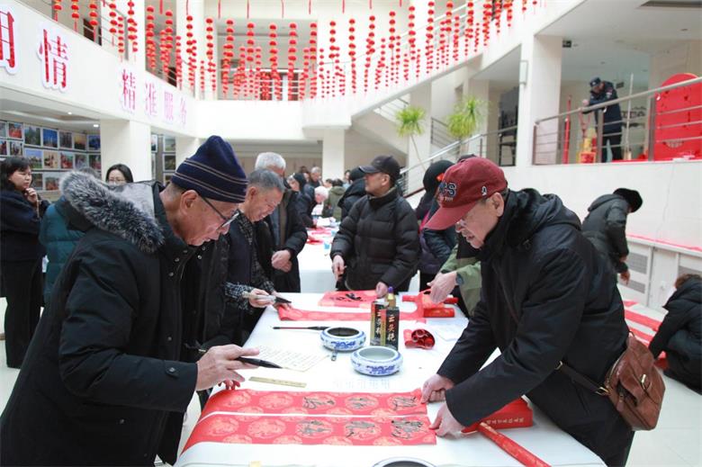 内蒙古举办离退休干部“银龄挥毫贺新春 墨香传情送祝福”活动