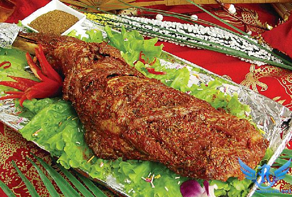 烤羊腿：以绵羊带骨后腿肉配葱头、芹菜烤制而成。食时改刀切块，保持原状，配黄酱、葱段、荷叶饼共食。此菜形美观、色褐红、肉酥烂、味香醇。