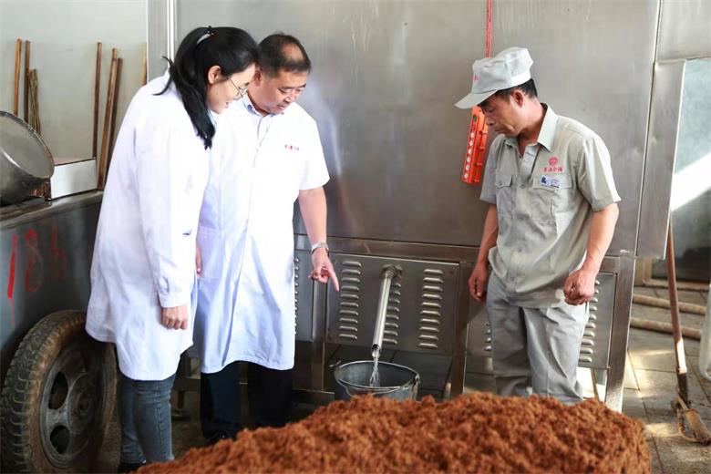 内蒙古自治区食品检验检测中心靳志敏博士（左一）对企业技术人员进行原料酒分质入库技术指导。.jpg